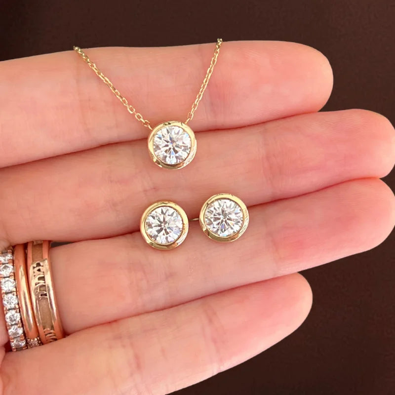Bjorn | Knife Edge Bezel Round Cut 1ct Necklace (Solid gold) | Lady Estere Jewellery 14K 18K Solid Gold Lab-Grown Diamond Moissanite White