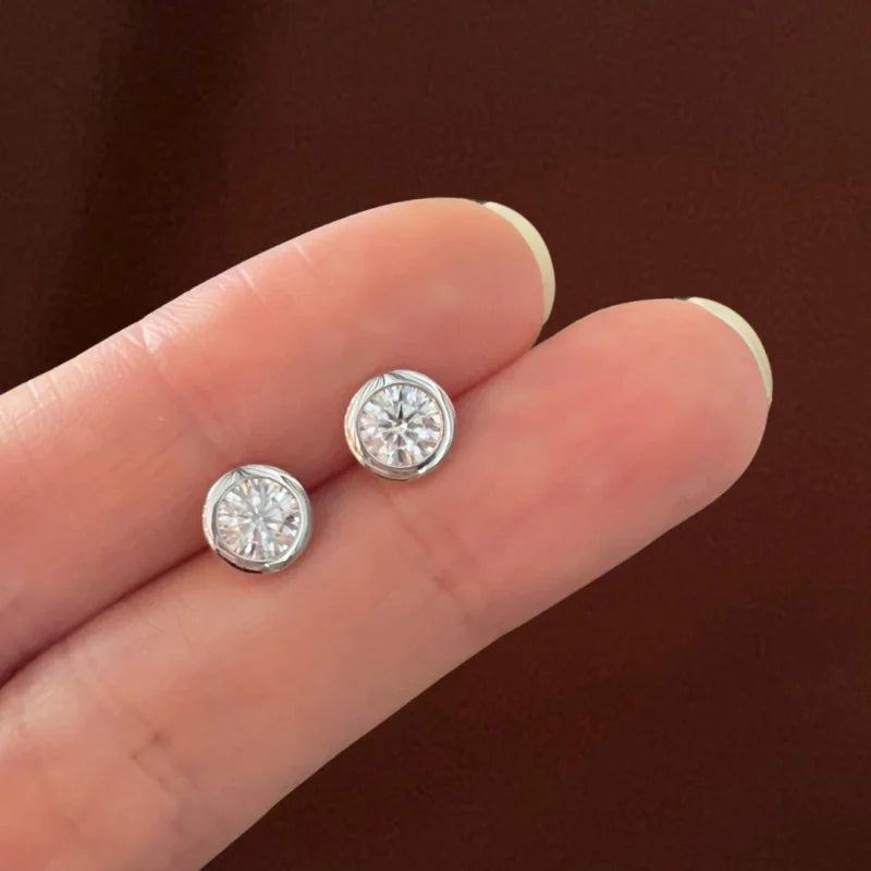 Bjorn | Knife Edge Bezel Round Cut Earring Studs (Solid gold) | Lady Estere Jewellery 14K 18K Solid Gold Lab Grown Diamond Moissanite White