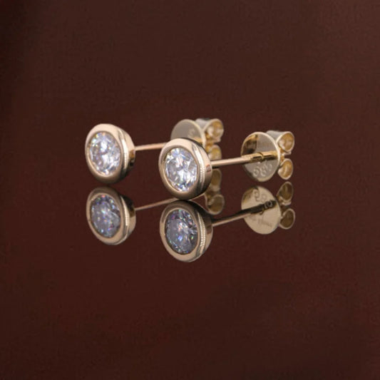 Bjorn | Knife Edge Bezel Round Cut Earring Studs (Solid gold) | Lady Estere Jewellery 14K 18K Solid Gold Lab - Grown Diamond Moissanite