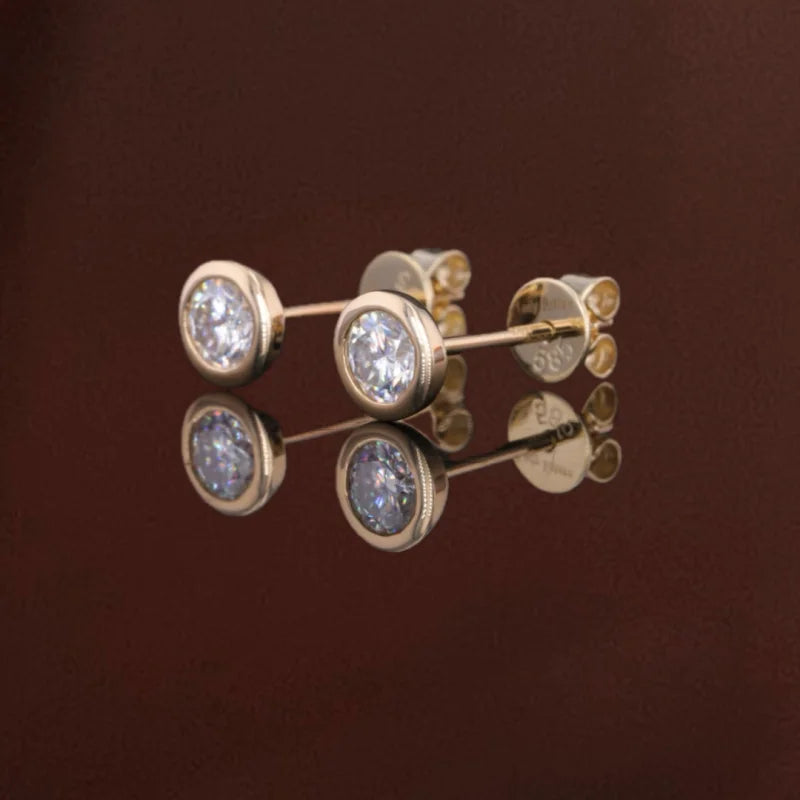 Bjorn | Knife Edge Bezel Round Cut Earring Studs (Solid gold) | Lady Estere Jewellery 14K 18K Solid Gold Lab-Grown Diamond Moissanite White
