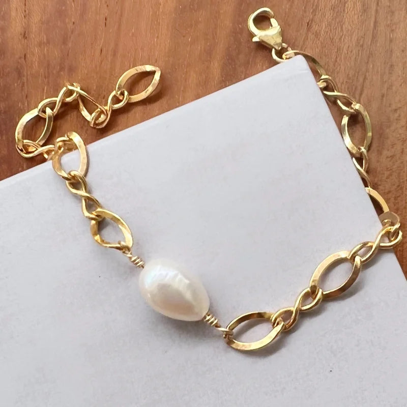 Retro Blanc | 80s Pearl Pendant Figure 8 Bracelet | Lady Estere Jewellery | Worldwide 14K 18K Solid Gold Lab-Grown Diamond Moissanite White