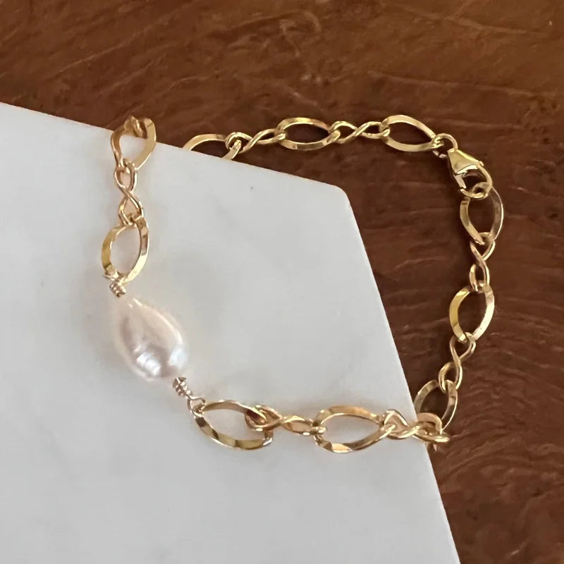 Retro Blanc | 80s Pearl Pendant Figure 8 Bracelet | Lady Estere Jewellery | Worldwide 14K 18K Solid Gold Lab-Grown Diamond Moissanite White