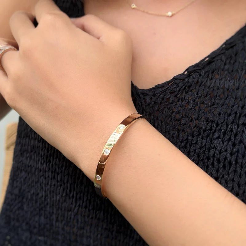 Gold deals oval bangle