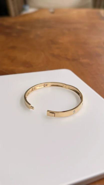 The Oval | Hinged Diamond Bangle Bracelet (Solid Gold) | Lady Estere Jewellery | Worldwide 14K 18K Solid Gold Lab-Grown Moissanite White